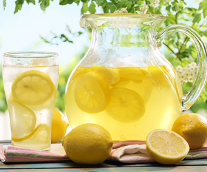 7 buoni motivi per bere acqua e limone al mattino
